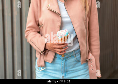 Lecker rosa und blau Eis mit einer Waffel Kegel. Mädchen mit Eis Stockfoto