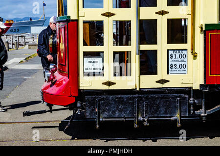 Das Astoria Riverfront Trolley am Columbia River Maritime Museum in Astoria Oregon Stockfoto