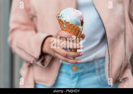 Lecker Eis. Modische Mädchen, dass eine Waffel Kegel mit Eis Stockfoto