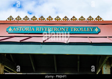 Das Astoria Riverfront Trolley am Columbia River Maritime Museum in Astoria Oregon Stockfoto