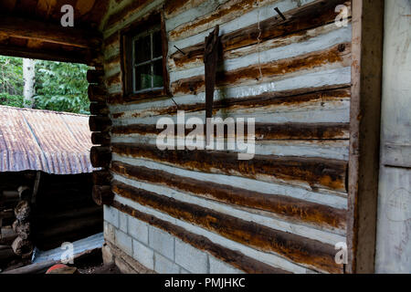 Ein Blockhaus in den San Juan National Forest dient als Schutz für alle, die wandern im Wald oder in Not Tierheim. Stockfoto