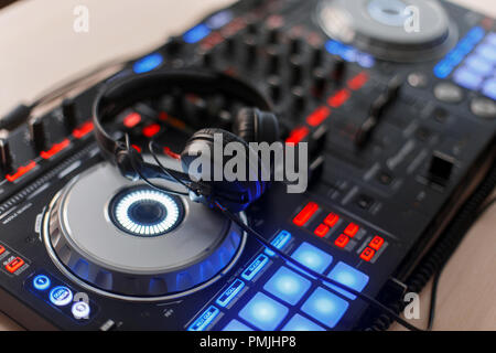 Partei. Professionelle Audiogeräte mit Kopfhörer, DJ-Mixer Stockfoto