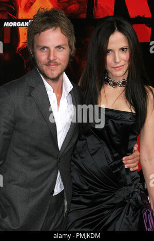 Charlie Mars und Mary-Louise Parker bei der Premiere von Summit Entertainment 'RED'. Ankunft gehalten an der Grauman Chinese Theatre in Hollywood, CA. 11. Oktober 2010. Foto: Richard Chavez/Picturelux Datei Referenz # 30561 037 RAC nur für redaktionelle Verwendung - Alle Rechte vorbehalten Stockfoto