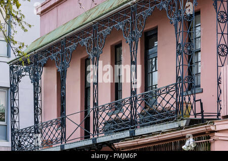 Schmiedeeisen fügt ein dekoratives Element zu einem Balkon, 5. April 2015 in Charleston, South Carolina. (Foto von Carmen K. Sisson/Cloudybright) Stockfoto