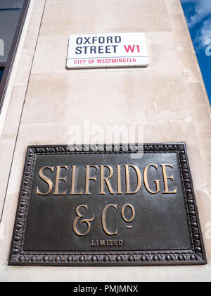 Name Plakette, Selfridges und Co Kaufhaus, Oxford Street, London, UK, GB. Stockfoto