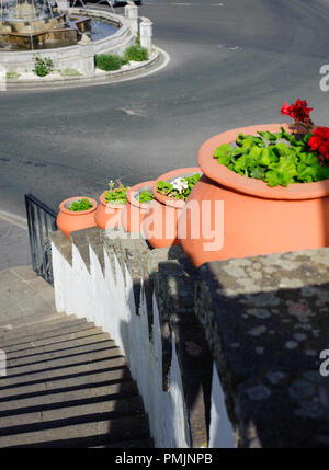 Treppe Dekoration mit Keramik Töpfe mit Blumen in Fergas Stadt, Gran Canaria, Spanien Stockfoto