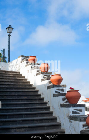 Treppe Dekoration mit Keramik Töpfe mit Blumen in Fergas Stadt, Gran Canaria, Spanien Stockfoto