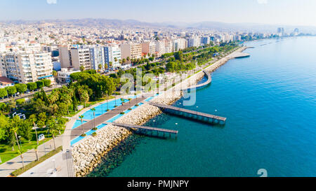 Luftaufnahme von Molos Promenade Park an der Küste von Limassol Stadtzentrum in Zypern. Aus der Vogelperspektive die Stege, Strand zu Fuß weg, Palmen, Stockfoto