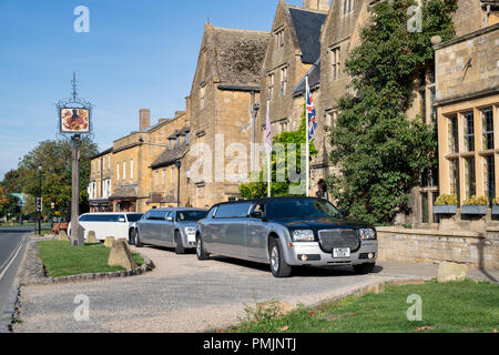 Chrysler Limousinen außerhalb der Lygon Arms Hotel. Broadway Cotswolds, Worcestershire, England Stockfoto