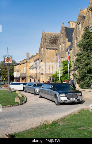 Chrysler Limousinen außerhalb der Lygon Arms Hotel. Broadway Cotswolds, Worcestershire, England Stockfoto