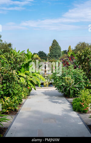 Der exotische Garten Brunnen bei RHS Wisley Gardens, Surrey, Großbritannien Stockfoto