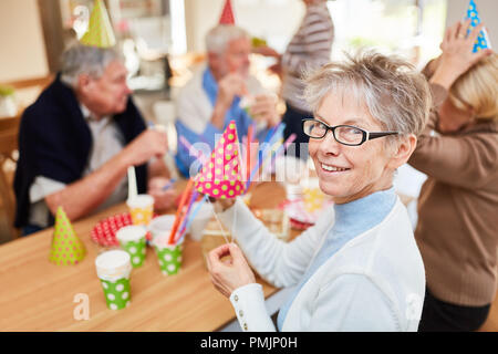 Alte Frau und Senioren Freunde feiern Geburtstag zusammen in den Ruhestand home Stockfoto