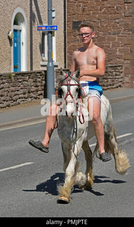 Gypsy Traveller reiten. Appleby Horse Fair 2018. Das Sands, Appleby-in-Westmorland, Cumbria, England, Vereinigtes Königreich, Europa. Stockfoto