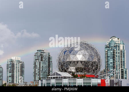 Regenbogen über der geodätischen Kuppel von Telus World of Science und Hochhäusern mit Eigentumswohnungen, Vancouver, British Columbia, Kanada Stockfoto