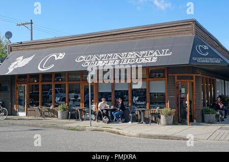 Menschen außerhalb Continental Coffee House Cafe auf der Main Street in Vancouver, BC, Kanada sitzen Stockfoto