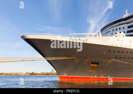 Cunard Cruise Liner Queen Mary 2 ist dargestellt in Brooklyn, New York angedockt. Der Liner ist das Flaggschiff der Cunard Flotte. Stockfoto