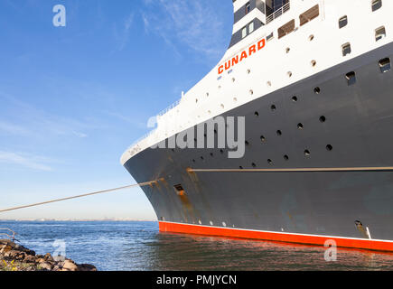 Cunard Cruise Liner Queen Mary 2 ist dargestellt in Brooklyn, New York angedockt. Der Liner ist das Flaggschiff der Cunard Flotte. Stockfoto