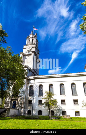 Seitenansicht des St Anne's Limehouse mit Bogenfenster, Turm mit Uhr und Fahne Flagge, London, UK Stockfoto