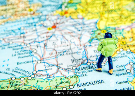 Nahaufnahme der Miniatur Figur der jungen Reisenden stehen auf große Karte Frankreich Stockfoto