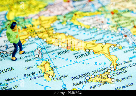 Nahaufnahme der Miniatur Figur der jungen Reisenden stehen auf große Karte Italien Stockfoto