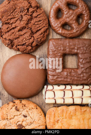 Hafer und Schokolade cookies Auswahl auf Holzbrett auf Stein Küche Hintergrund Stockfoto