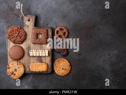 Hafer und Schokolade cookies Auswahl auf Holzbrett auf Stein Küche Hintergrund Stockfoto