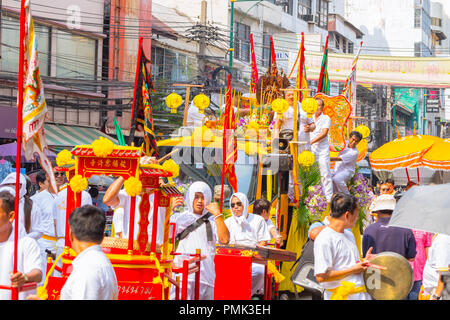 BANGKOK, THAILAND - 30. SEPTEMBER 2016: Chinesische Löwentanz in Yaowarat oder Bangkok Chinatown Straße während des chinesischen Vegetarische Festival in Thailand 2016. Stockfoto