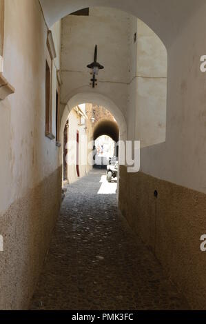 Eingestellt von gewölbten Passagen unter den Gebäuden in Fira. Reisen, Kreuzfahrten, Architektur, Landschaften. Juli 7, 2018. Fira, Santorini, Griechenland. Stockfoto