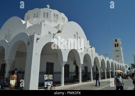 Fira Kirche mit seinen hübschen Bögen auf der Insel Santorini. Reisen, Kreuzfahrten, Architektur, Landschaften. Juli 7, 2018. Fira, Santorini, Griechenland Stockfoto