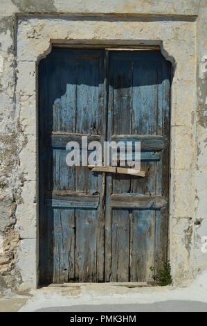 Schöne Blaue Tür eines typischen Hauses in Pyrgos Kallistis auf der Insel Santorini. Reisen, Kreuzfahrten, Architektur, Landschaften. Juli 7, 2018. Stockfoto