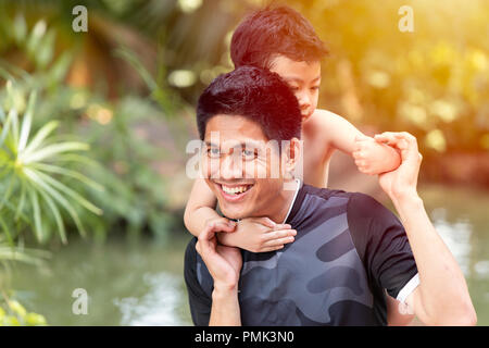 Asiatische Vater mit Sohn gute Beziehung glücklich lächeln im Park Familie Mann Konzept. Stockfoto