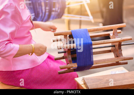 Asiatische Meister Handarbeit machen Seide Textil mit Garn Wickler Stockfoto