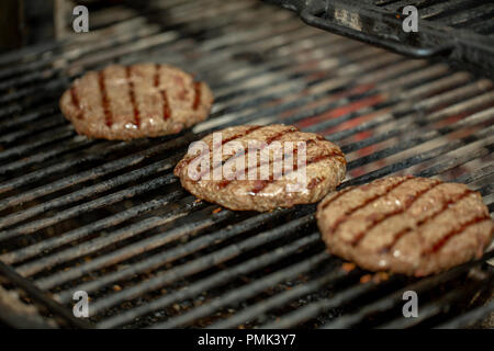 Frisches Fleisch Schnitzel in einer Pfanne Grill. Raw Burger Stockfoto
