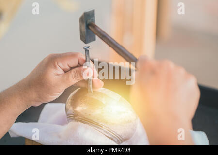 Thai Handwerk stahl Gravieren mit Hammer Fine Arts High detail und Wert der Kultur Stockfoto