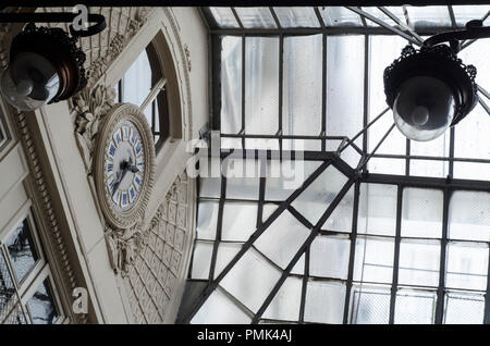 Die Passage Jouffroy 1836 gebaut ist die Fortsetzung der Passage des Panoramas. Auf der Grands Boulevards, 9. Arrondissement gelegen, beherbergt es die M Stockfoto