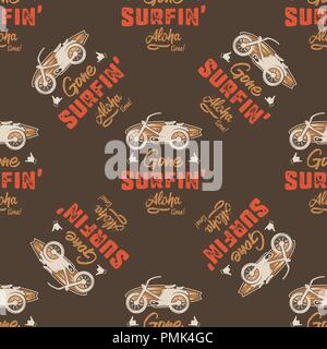 Surfen auto Muster. Jahrgang Hand gezeichnet surf Wagen mit Surfbrett nahtlose Tapete. Aloha zeit Zitat Typografie. Vektor Hintergrund auf rotem Hintergrund isoliert Stock Vektor