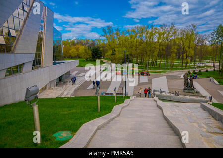 BELARUS, Minsk - Mai 01, 2018: Eingeben der Belarussischen Großen Vaterländischen Krieg Museum und Denkmal, sonnigen Tag Stockfoto