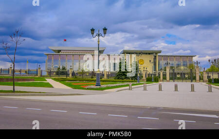 MINSK, Weißrussland - Mai 01, 2018: unscharfer Blick auf den Palast der Republik ist einer Belarussischen kulturellen und geschäftlichen Zentrum entfernt auf dem Oktoberplatz in Minsk Stockfoto