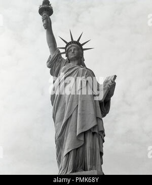 1950, historische, die Freiheitsstatue, New York, ein neoklassizistisches Skulptur eines gekleidete Frau, die "Libertas" stehen auf Liberty Island im Hafen von New York. Ein Geschenk für die USA von den Menschen in Frankreich, die von dem berühmten französischen Ingenieur Gustave Eiffel erbaut wurde. Stockfoto