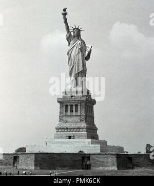 1950, historische, die Freiheitsstatue, New York, ein neoklassizistisches Skulptur eines gekleidete Frau, die "Libertas" stehen auf Liberty Island im Hafen von New York. Ein Geschenk für die USA von den Menschen in Frankreich, die von dem berühmten französischen Ingenieur Gustave Eiffel erbaut wurde. Stockfoto