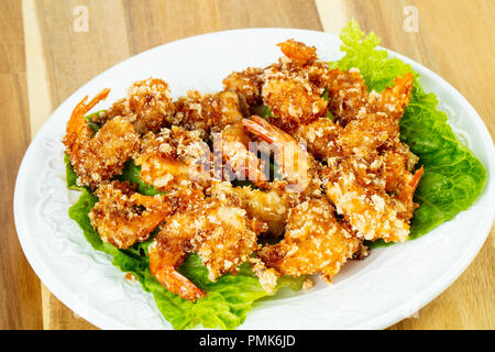 Teig Garnelen mit Salat Stockfoto