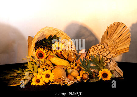 Danksagung Füllhorn Mittelstück mit Sonnenblumen Eichenlaub und der Türkei feiert Herbst Herbst Ernte Urlaub, saisonale Symbole des Überflusses und abun Stockfoto