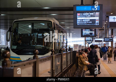 OSAKA, Japan - 01.02.2018: Bus zur Abfahrt in Osaka Station und Leute warten warten Stockfoto