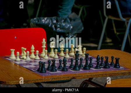 SANTIAGO, CHILE - 14. SEPTEMBER 2018: Im freien Blick auf einen Tisch Schach mit allen Stücken an draußen auf der Plaza de Armas in dowtown in Santiago de Chile gelegen Stockfoto