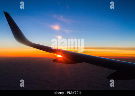Blue Planet Erde Himmel von oben durch ein Flugzeug Fenster gesehen. Einzigartige Panoramalage Höhenlage Luftaufnahme eines Abfackeln tropischen Sonnenuntergang in der Stockfoto