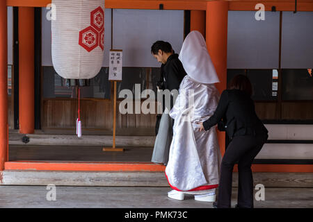 MIYAJIMA, JAPAN - Feb 03, 2018: Japanische Braut erhalten in der Itsukushima Schrein tragen weiße und rote traditionelle Kleidung verheiratet Stockfoto