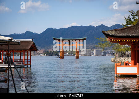 Riesige rote Torii des Itsukushima-schreins auf Miyajima, Japan am Tag Stockfoto