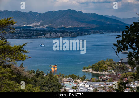 Luftaufnahme von riesigen roten torii des Itsukushima-schreins auf Miyajima, Japan am Tag Stockfoto