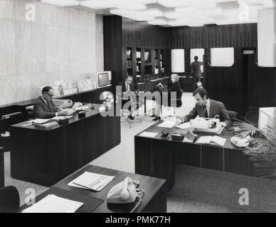 1970 s, historischen, männliche Führungskräfte des Swiss Banking Corporation (SBC) bei der Arbeit an Ihrem Schreibtisch, Basel, Schweiz. Stockfoto