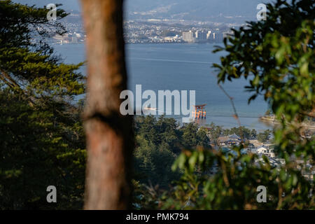 Eingerahmt von riesigen roten torii des Itsukushima-schreins auf Miyajima, Japan am Tag Stockfoto